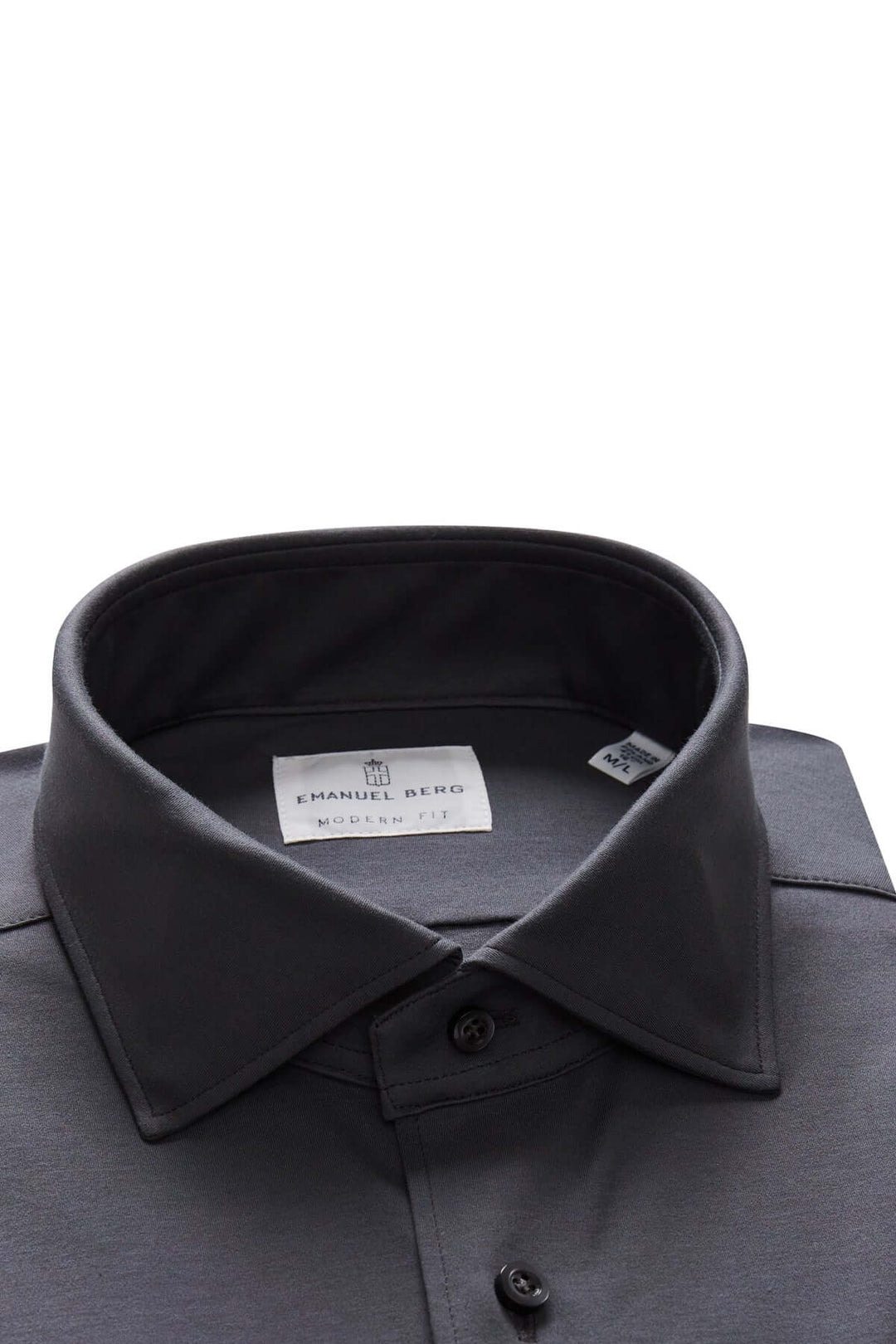 Chemise en design épuré, col classique rigide, tissu texturé et bouton ton sur ton, élégant pour le bureau ou events formels.