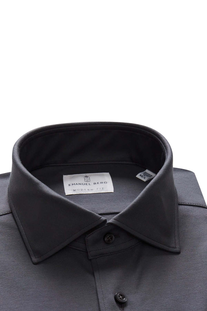 Chemise en design épuré, col classique rigide, tissu texturé et bouton ton sur ton, élégant pour le bureau ou events formels.