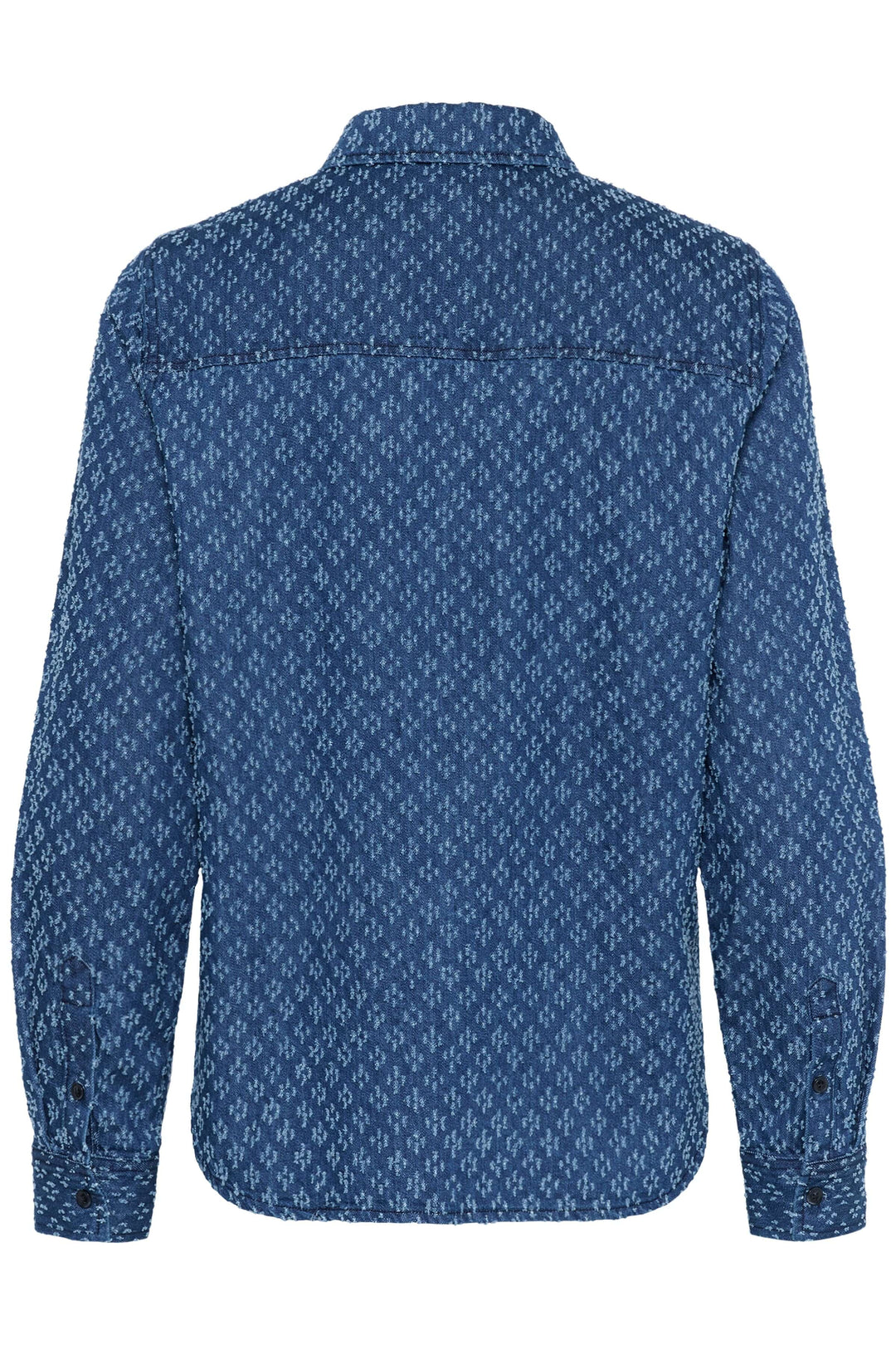 Chemise en denim avec surpiqûres contrastantes sur col et poignets, coupe droite en coton, idéale pour un look casual ou habillé.