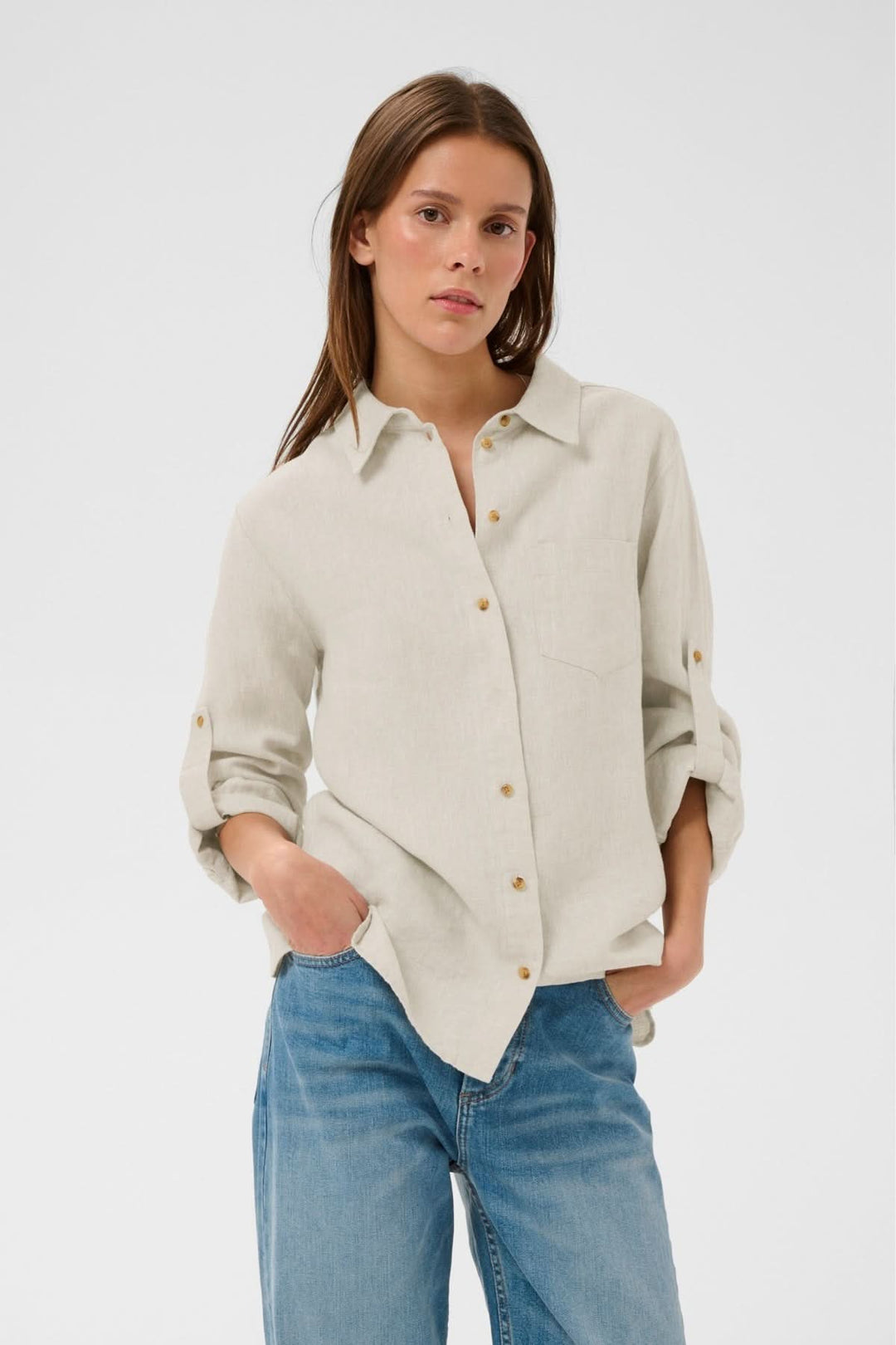 Femme portant la Chemise en lin Dilana décontractée avec manches longues et poche poitrine.