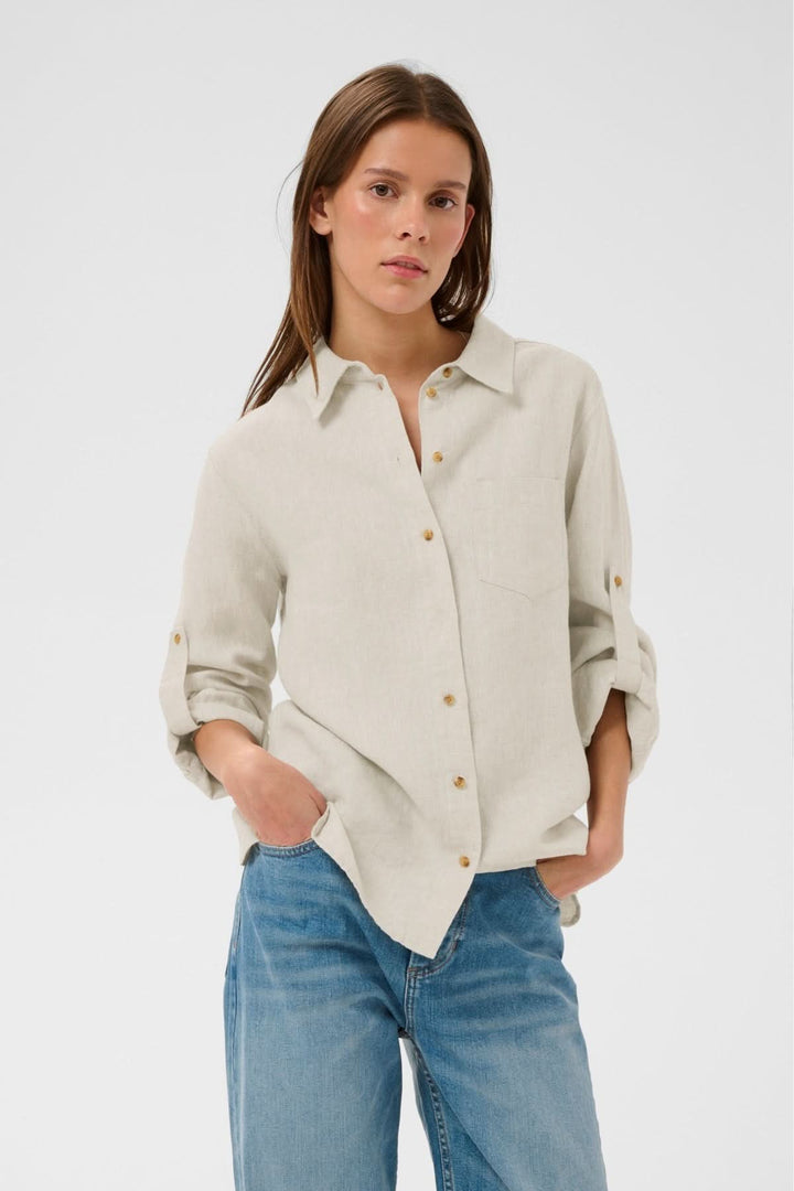 Femme portant la Chemise en lin Dilana décontractée avec manches longues et poche poitrine.