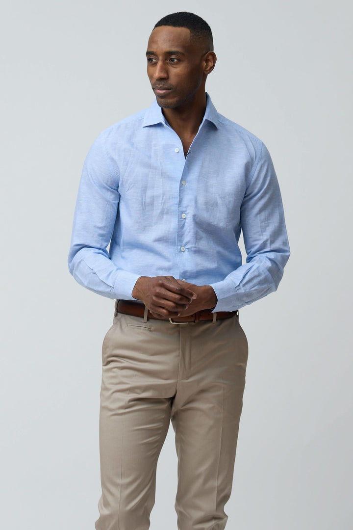 Chemise en lin légère et raffinée pour homme, parfaite pour un style élégant et naturel.