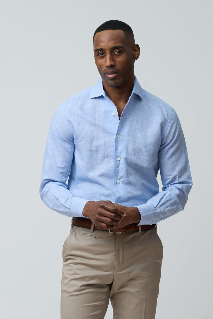 Homme portant une chemise en lin légère et raffinée de couleur bleue, coupe ajustée, parfait pour les journées chaudes.