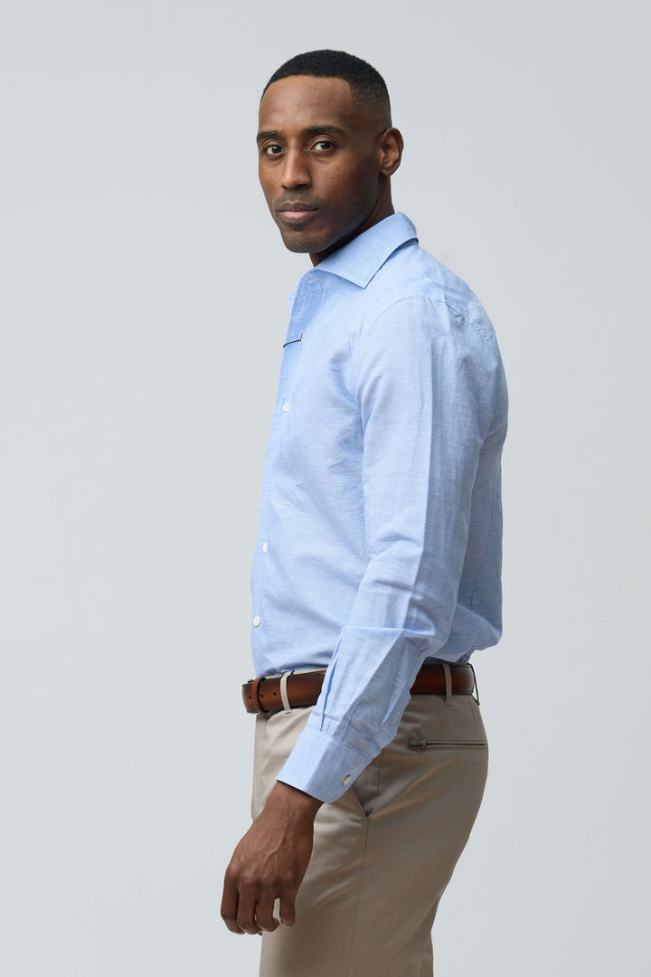 Homme portant une chemise en lin légère et raffinée, ajustée, élégante pour les journées chaudes.