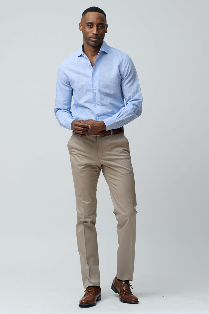 Chemise en lin légère et raffinée portée par un mannequin, coupe ajustée pour un style élégant et naturel.