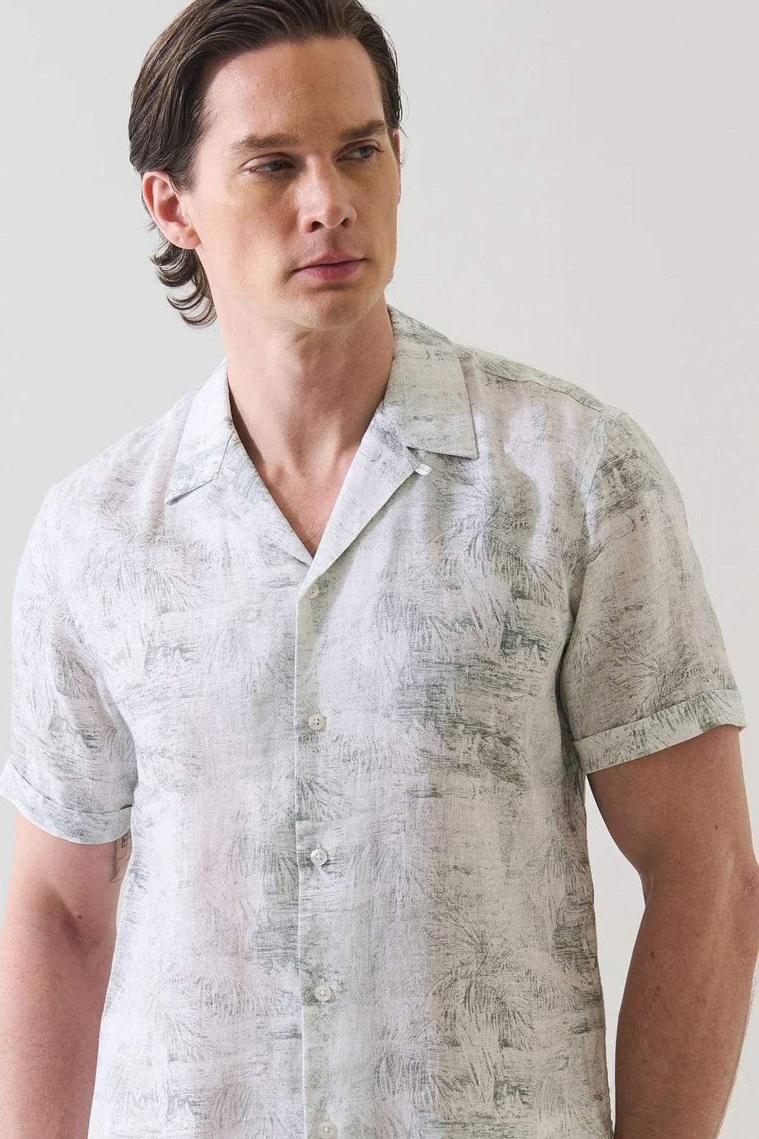 Chemise en lin à motif tropical col camp