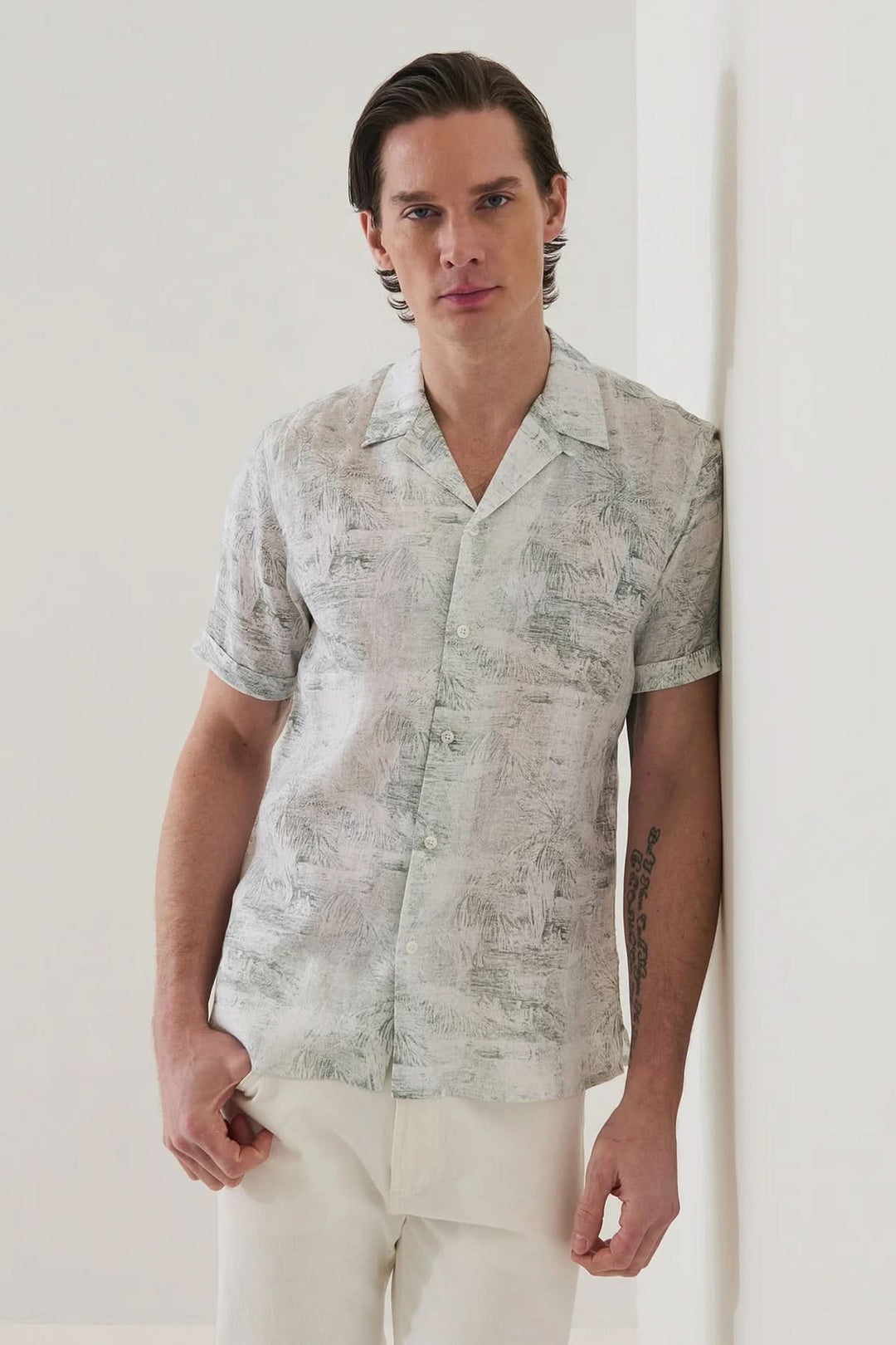 Chemise en lin à motif tropical col camp