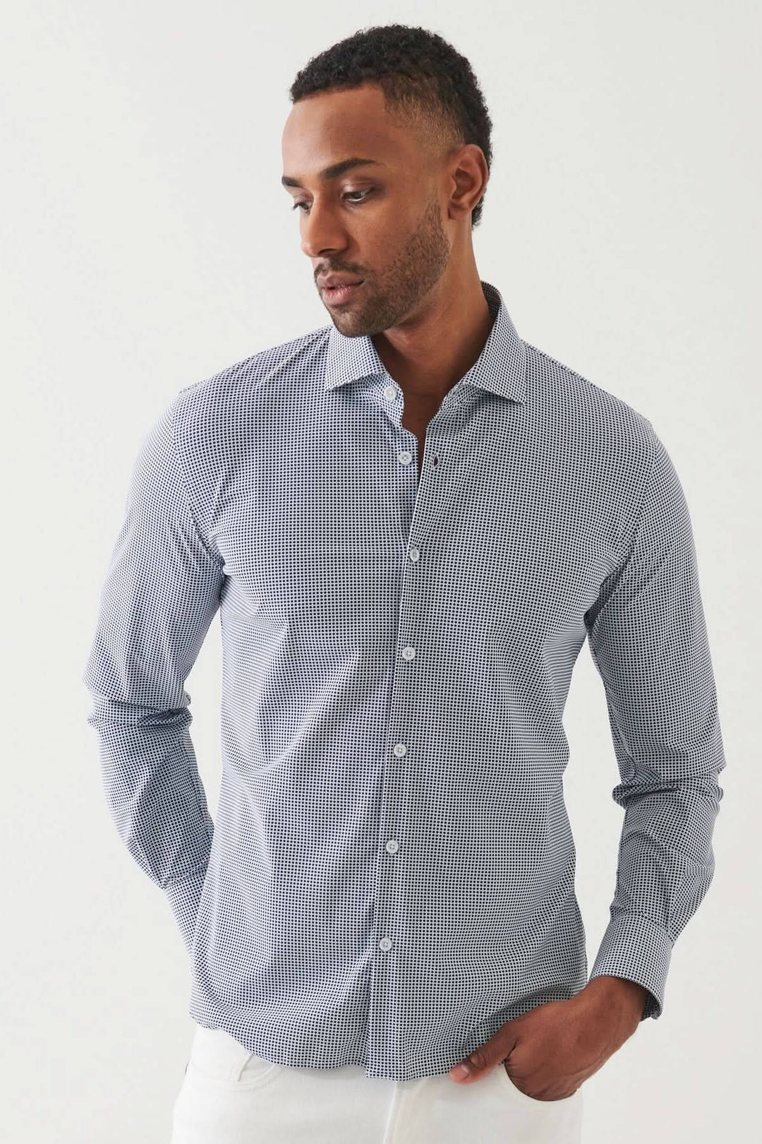 Chemise extensible à motif micro-carreaux, coupe ajustée pour un look moderne et élégant.