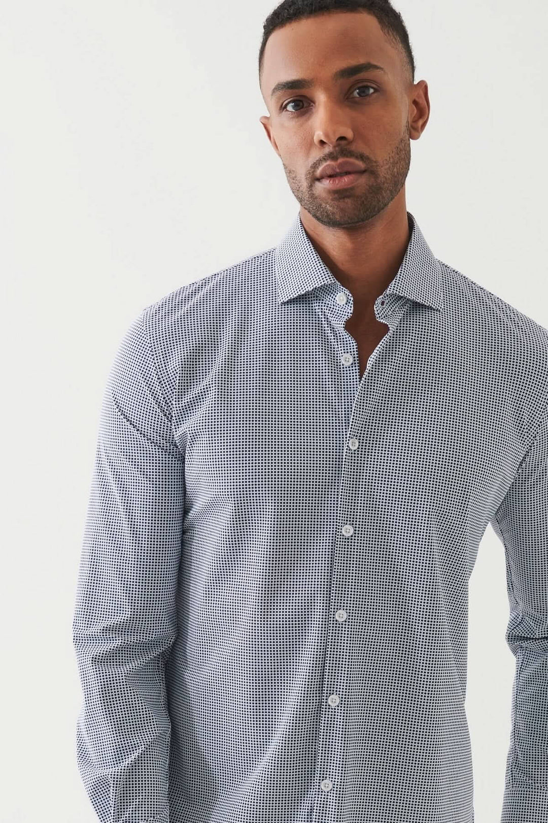 Chemise extensible à motif micro-carreaux, coupe ajustée, col structuré, parfaite pour le bureau et les sorties élégantes.