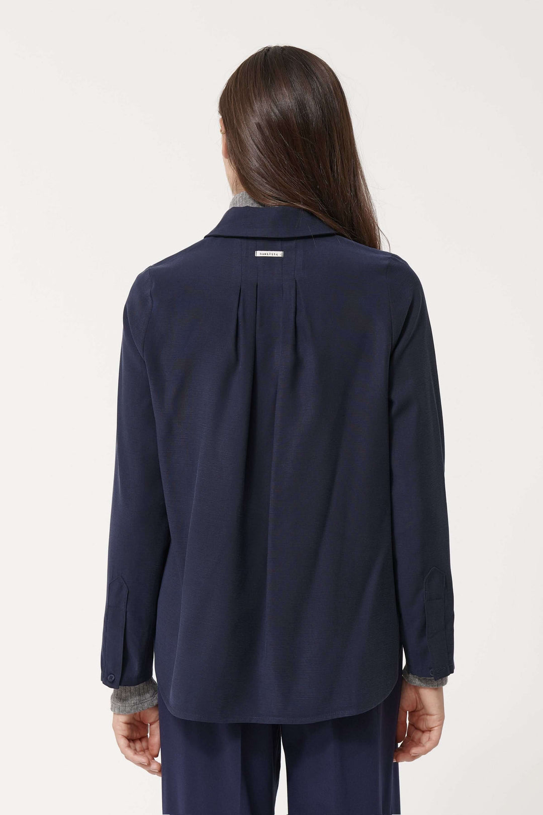Chemise fluide navy vue arrière, coupe ample et élégante, idéale pour le quotidien et le bureau.