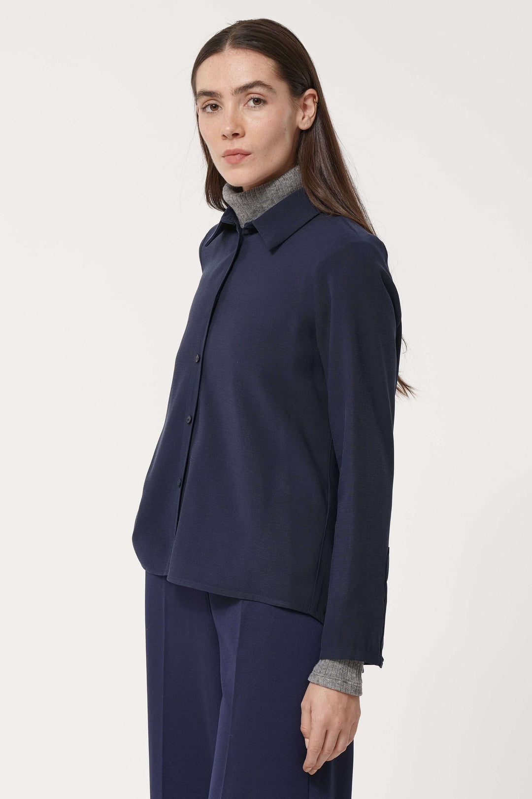 Chemise fluide élégante et confortable, à col classique, parfaite pour un look minimaliste et polyvalent.