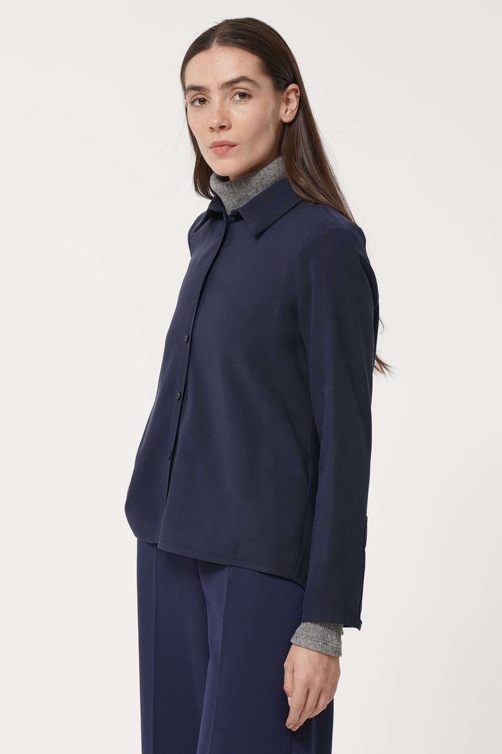 Chemise fluide élégante et confortable, à col classique, parfaite pour un look minimaliste et polyvalent.