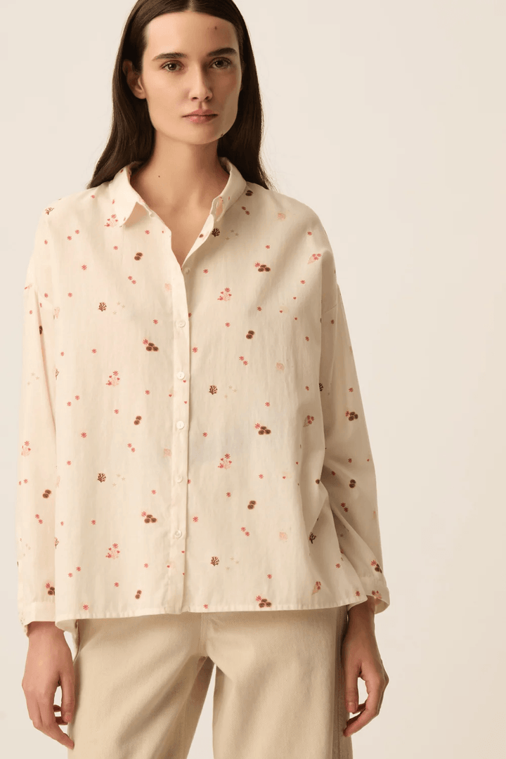 Femme portant une Chemise fluide Sparky à manches longues coupe ample, idéale pour une tenue casual ou habillée.