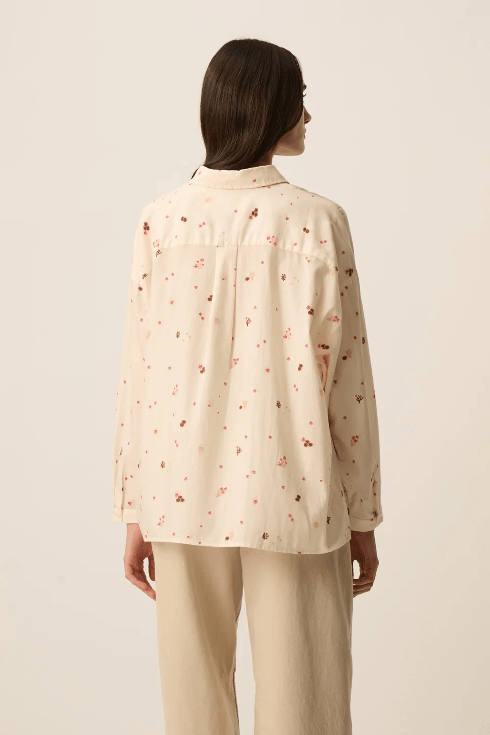 Vue arrière de la Chemise fluide Sparky à manches longues coupe ample, avec motif à fleurs, portée par une femme.