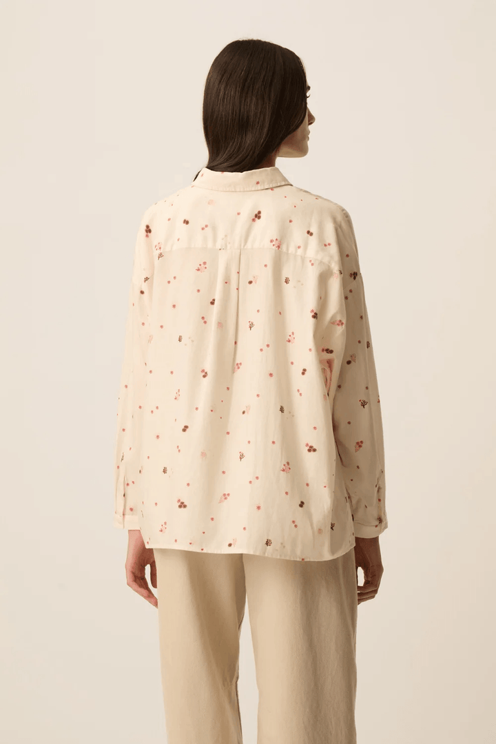 Vue arrière de la Chemise fluide Sparky à manches longues coupe ample, avec motif à fleurs, portée par une femme.