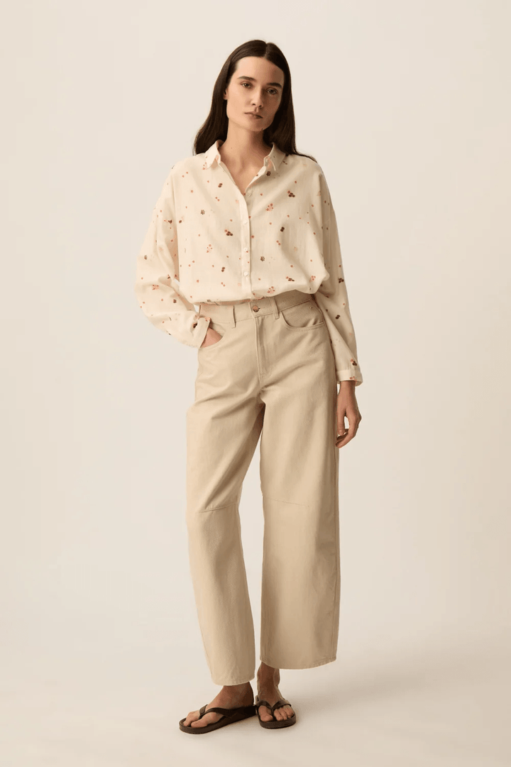 Femme portant une chemise fluide Sparky à manches longues coupe ample, look décontracté et élégant.