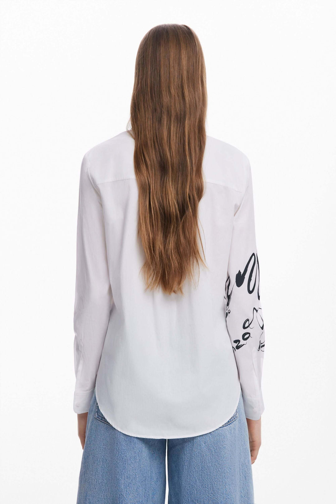 Chemise imprimée de lettres à l'encre, vue de dos, avec manches longues et coupe régulière.