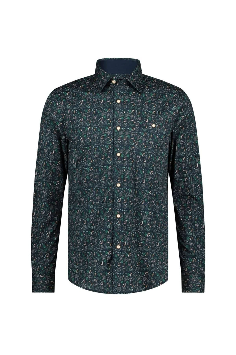Chemise sport à imprimé feuilles d'arbre, élégante et naturelle, parfaite avec un pantalon beige ou kaki.