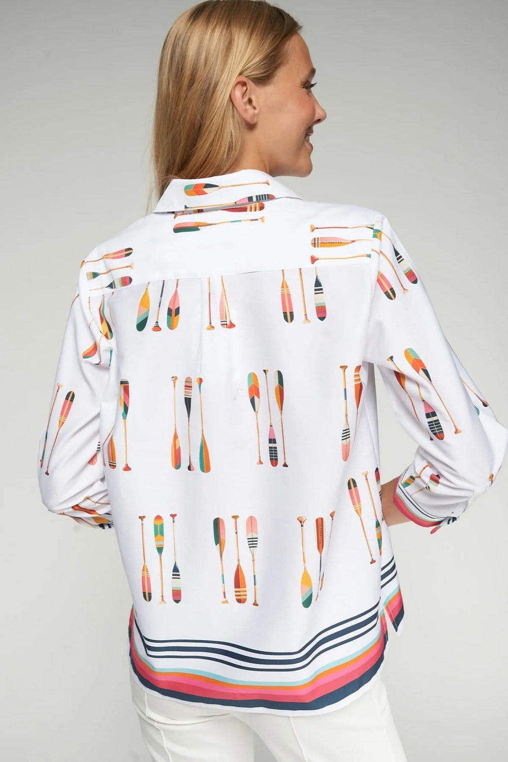Chemise imprimé pagaies avec col classique et bandes contrastantes, vue arrière montrant le motif vibrant et coloré.
