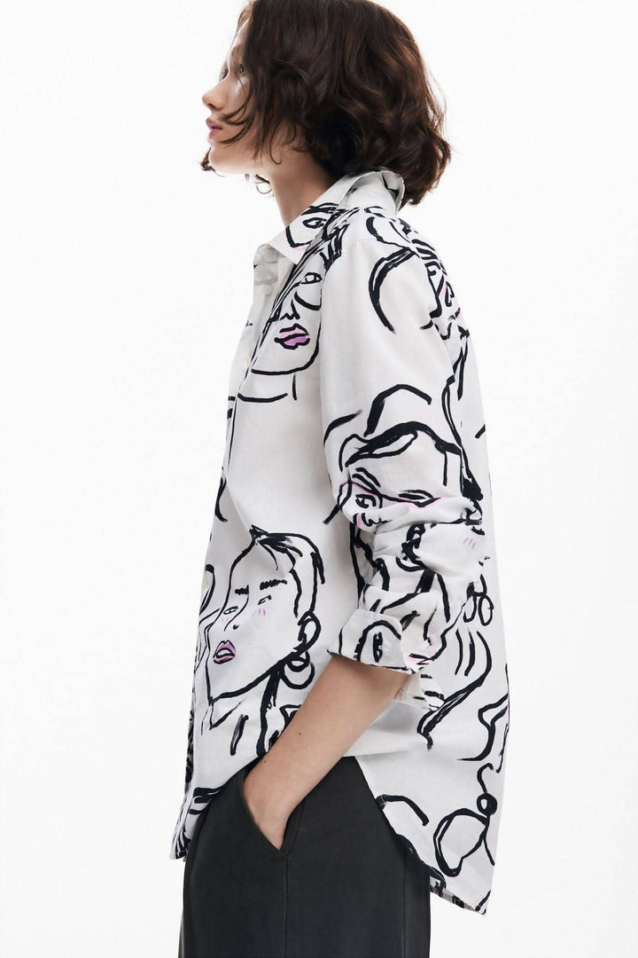 Chemise à manches longues avec imprimé artistique de visages féminins pour un look chic et moderne.