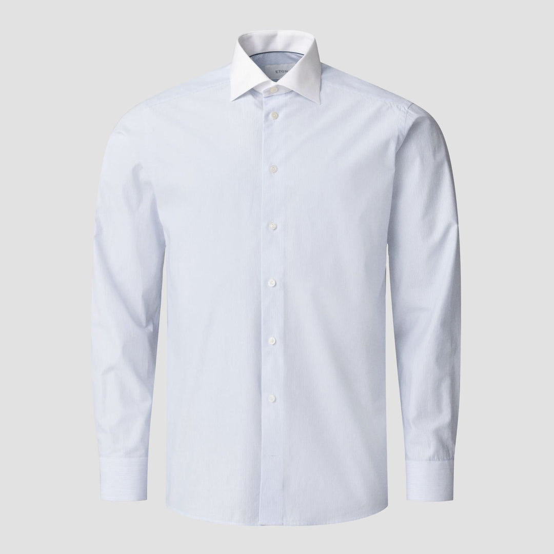 Chemise lignée bleu clair avec col blanc, en sergé 100 % coton, coupe slim pour une élégance moderne.