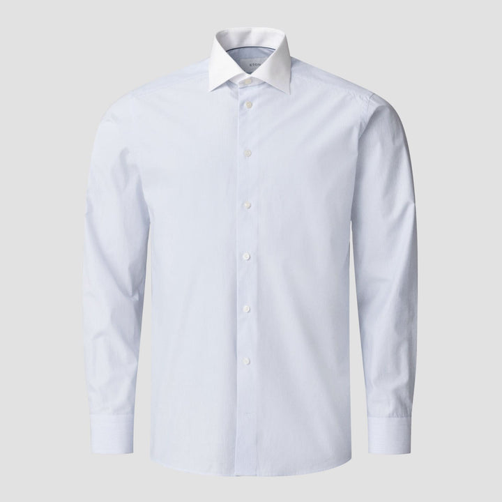 Chemise lignée bleu clair avec col blanc, en sergé 100 % coton, coupe slim pour une élégance moderne.