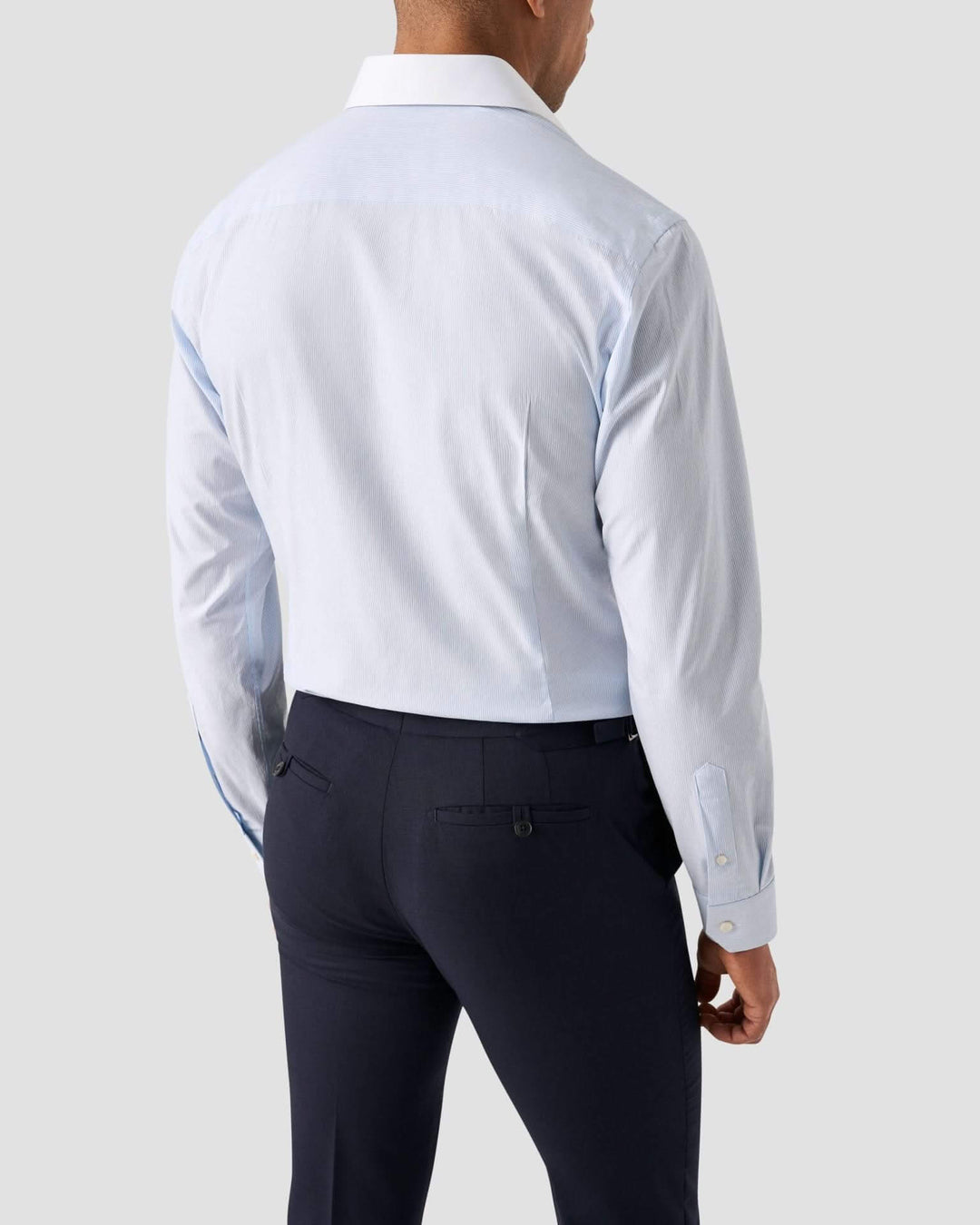 Vue arrière de la chemise lignée bleu clair avec col blanc, idéale pour des occasions formelles.