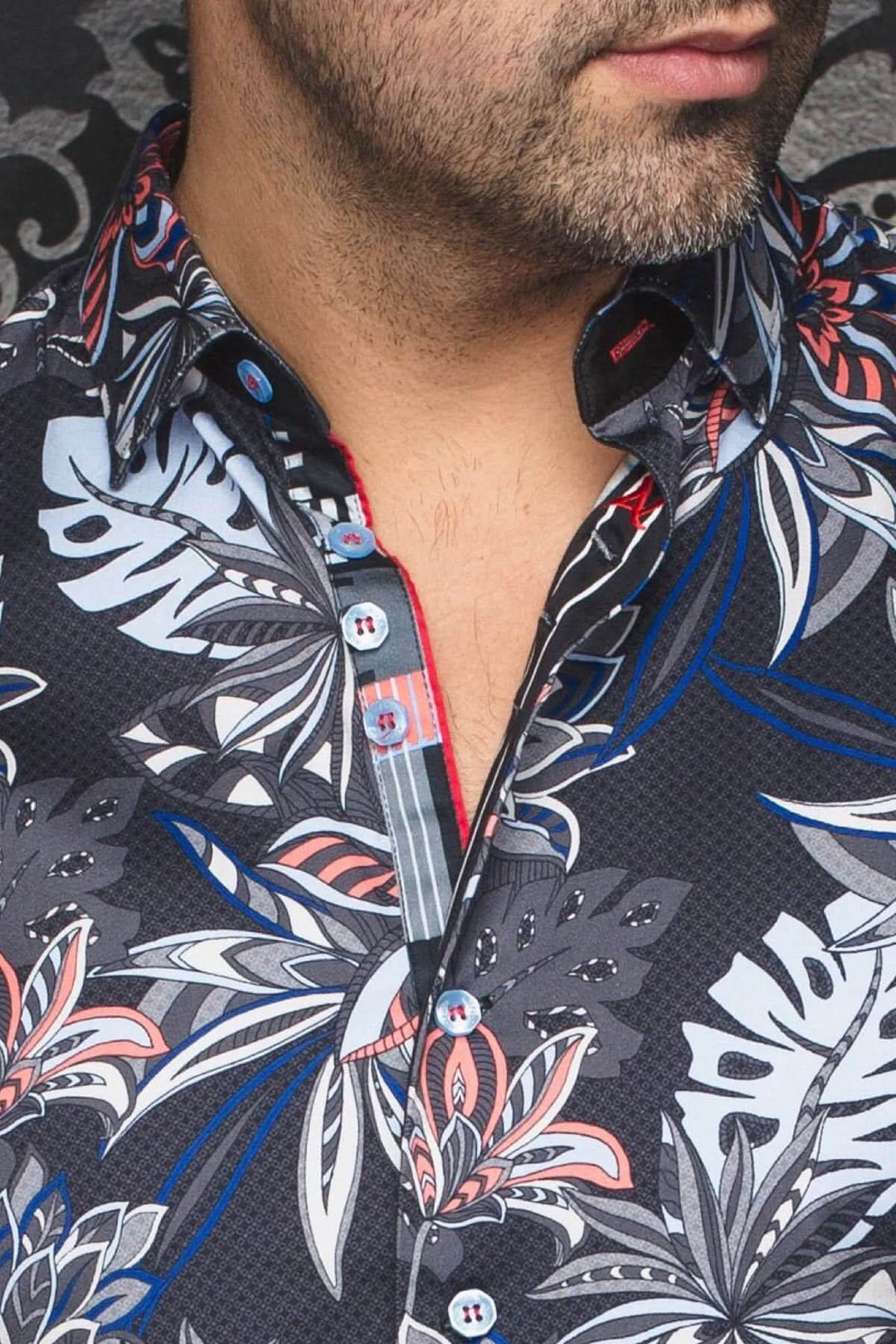 Chemise à manches courtes Corrado avec imprimé feuillage coloré et col classique, parfait pour l'été.