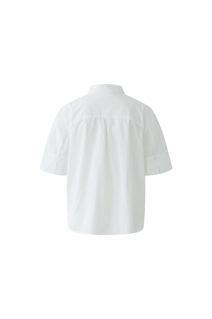Dos de chemise à manches courtes avec broderie, coupe fluide, col classique, féminine et moderne.
