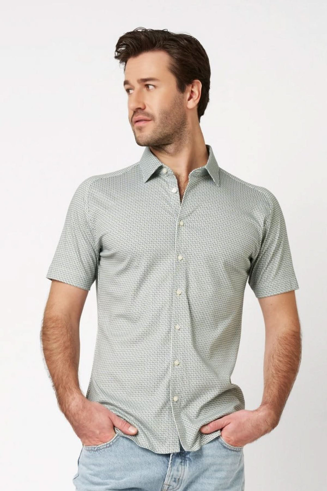 Homme portant une chemise à manches courtes micro-imprimée élégante, coupe ajustée, col classique, look moderne et raffiné.