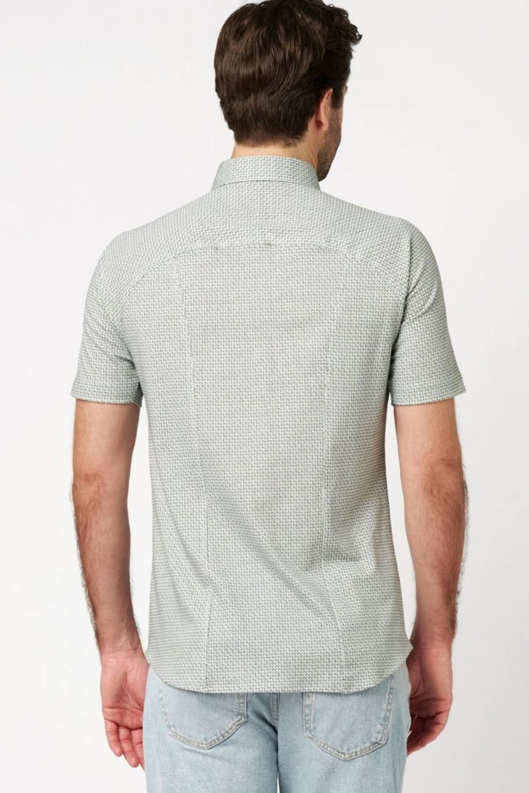Homme portant une chemise à manches courtes micro-imprimée élégante, vue de dos, en tissu léger avec coupe ajustée.