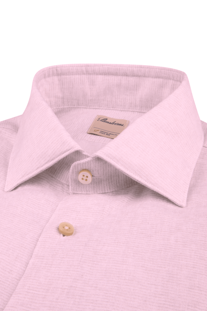 Chemise à manches longues en lin rose, col classique et boutons en nacre, parfaite pour un look estival élégant.