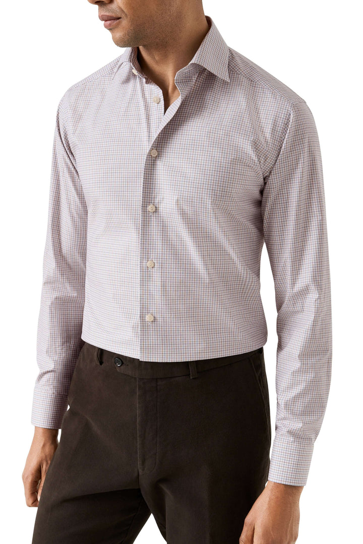 Homme portant une chemise motif micro-carreaux avec un col classique, coupe ajustée, idéale pour un look élégant et moderne au bureau.