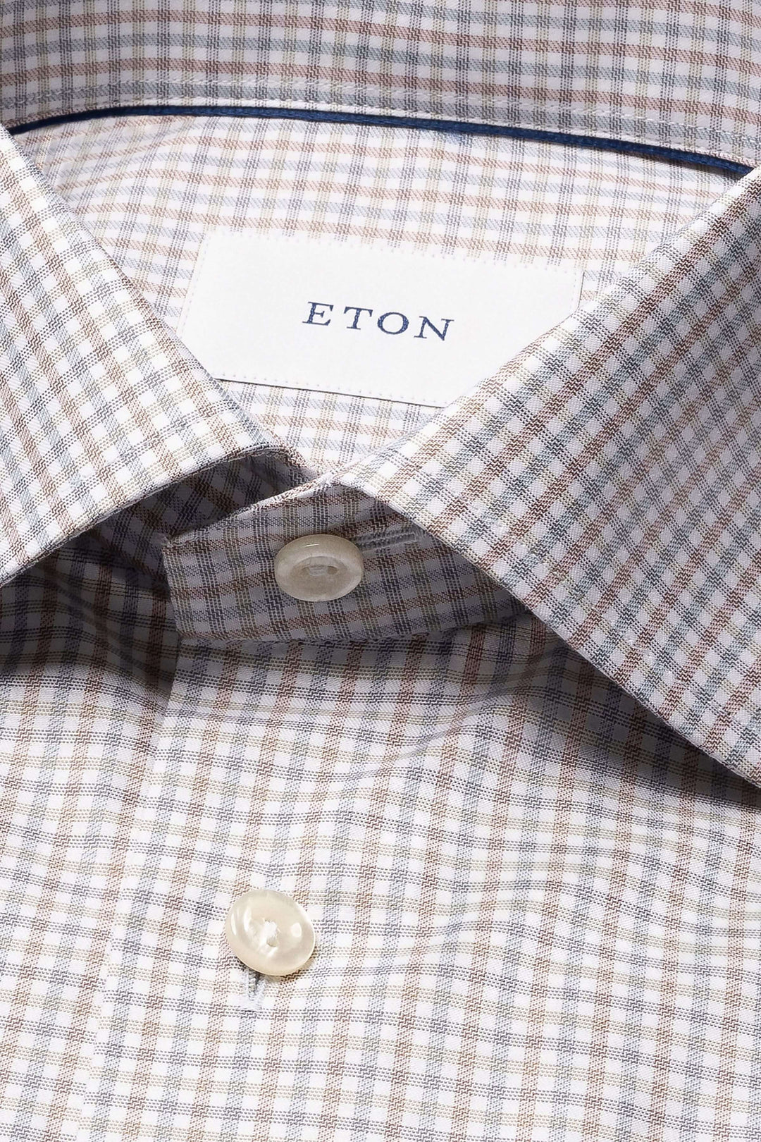 Chemise motif micro-carreaux avec col classique et bouton blanc, idéal pour le bureau et les sorties élégantes, style moderne et distingué.