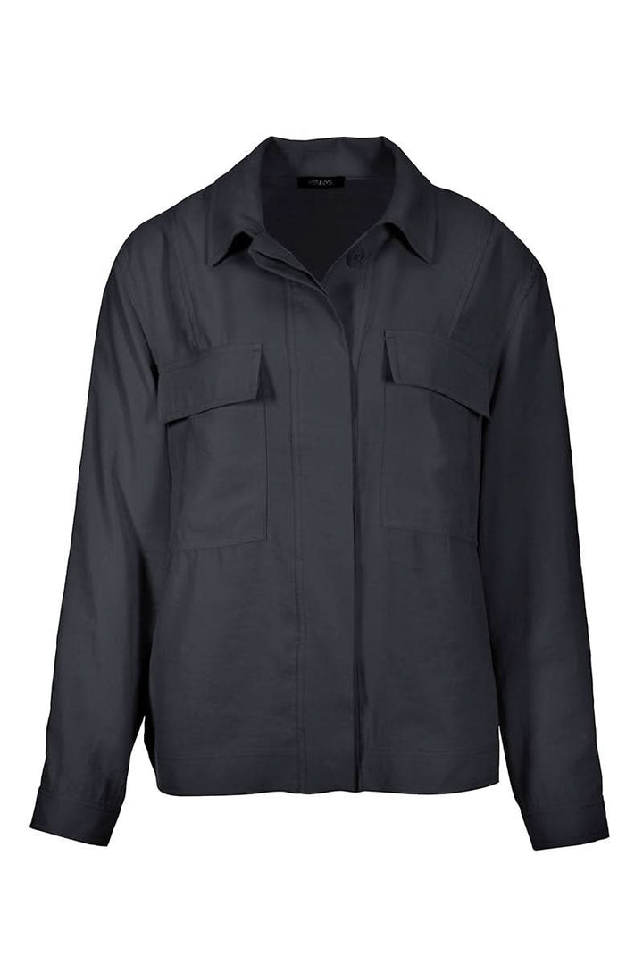 Chemise à poches utilitaires de couleur foncée avec manches longues et col structuré.