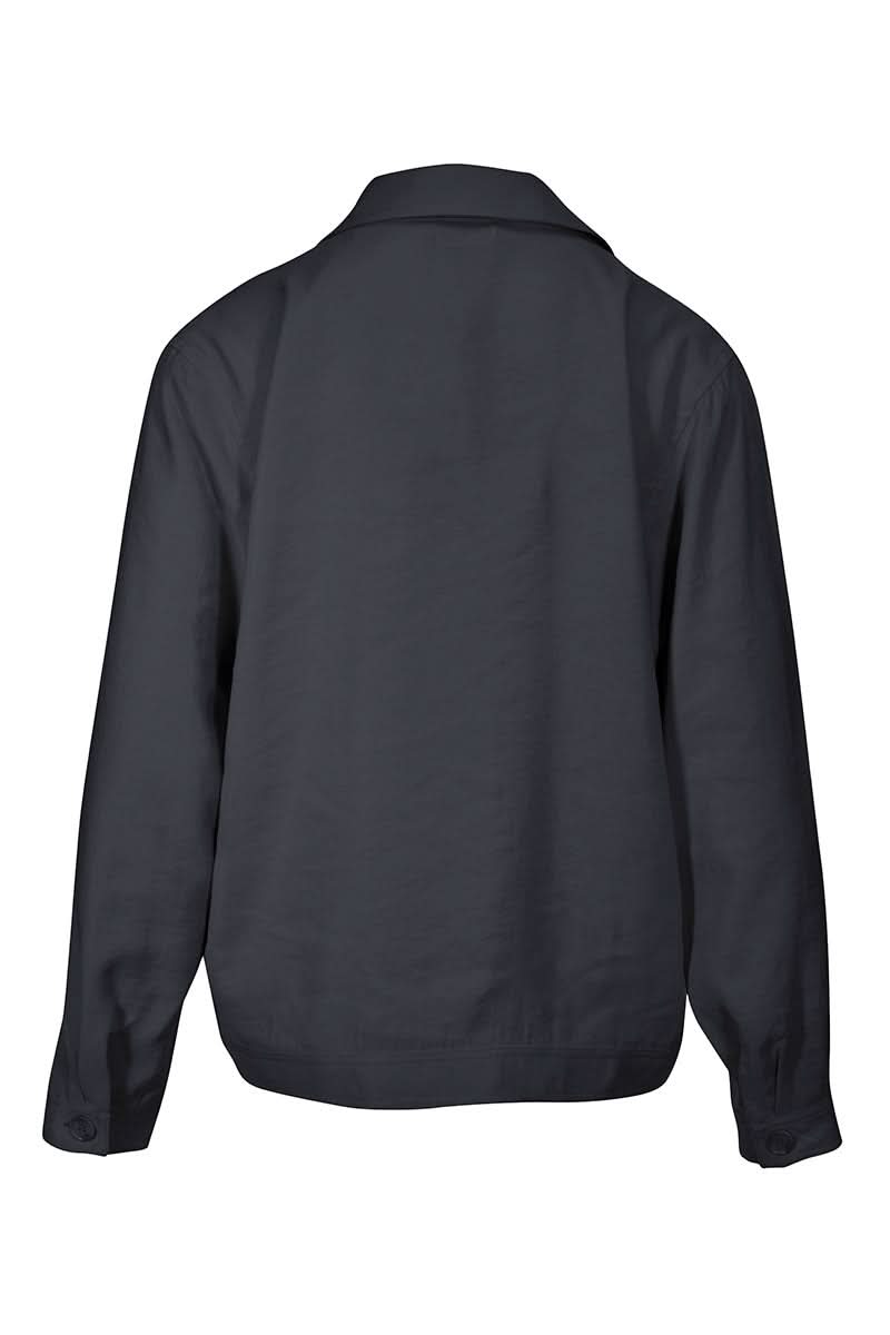 Dos de la chemise à poches utilitaires, manche longue, col structuré, en tissu fluide pour un confort optimal.
