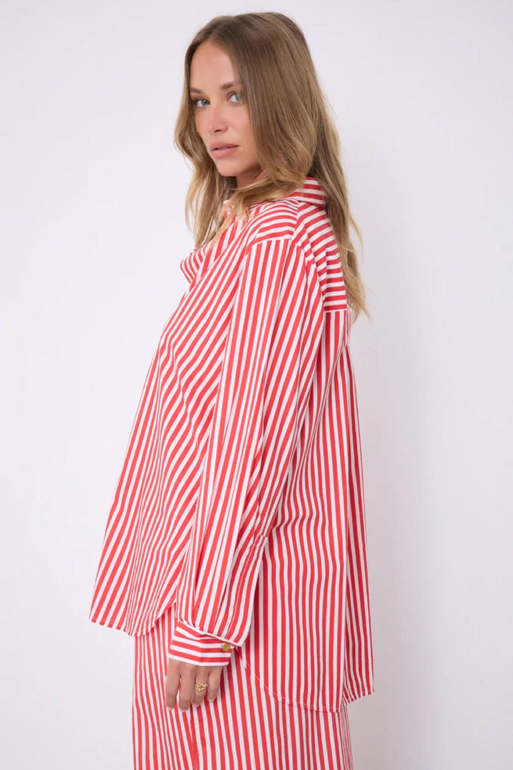 Chemise rayée Althea coupe fluide classique en tissu léger avec manches longues et rayures verticales, vue latérale sur mannequin.