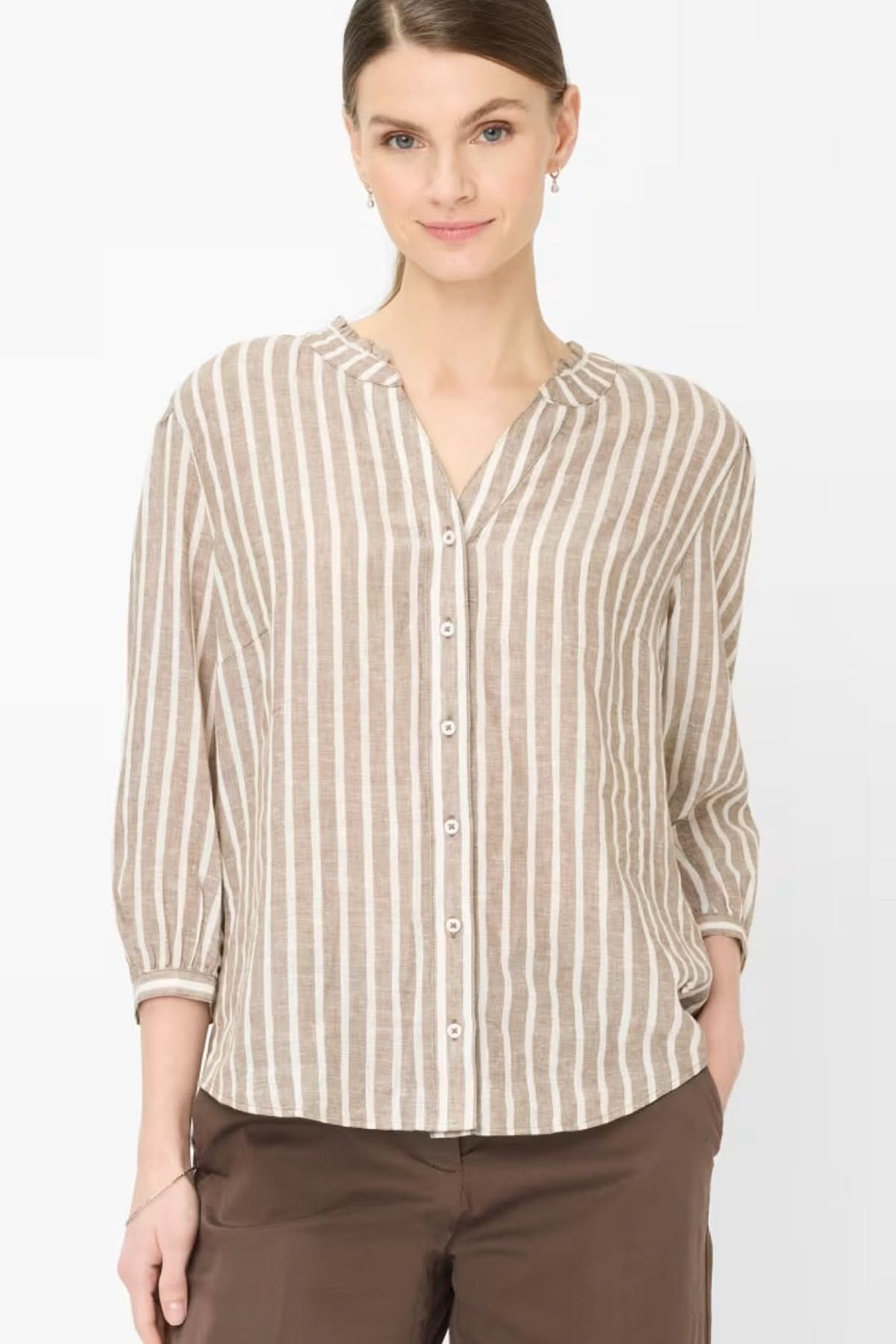 Chemise rayée VIOLET confortable avec col ouvert, manches trois-quarts et fermeture boutonnée, idéale pour un look décontracté.