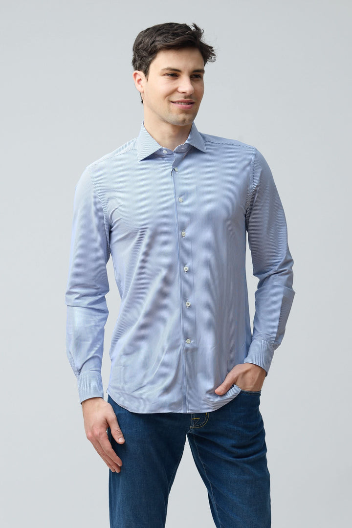 Homme portant une chemise à rayures fines modernes avec coupe ajustée et col classique structuré, parfaite pour une tenue élégante.