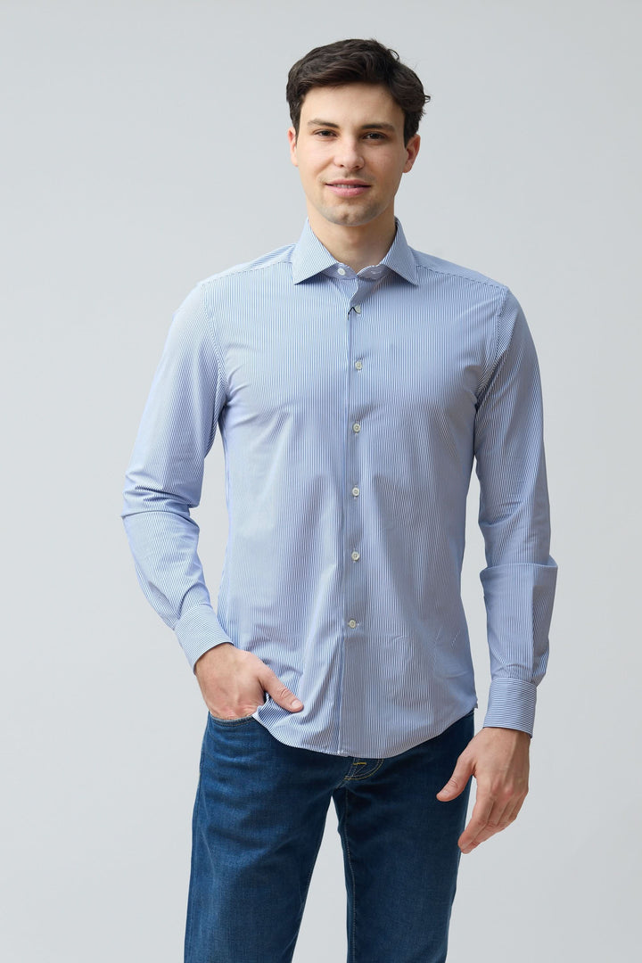 Homme portant une chemise à rayures fines modernes ajustée avec col structuré et fermeture boutonnée, en tissu extensible.