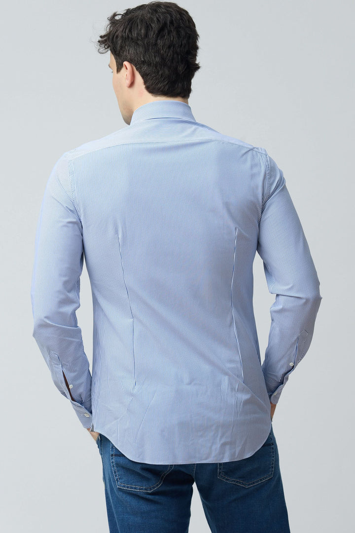Homme portant une chemise à rayures fines modernes vue de dos, mettant en valeur la coupe ajustée et le tissu extensible pour un confort optimal.