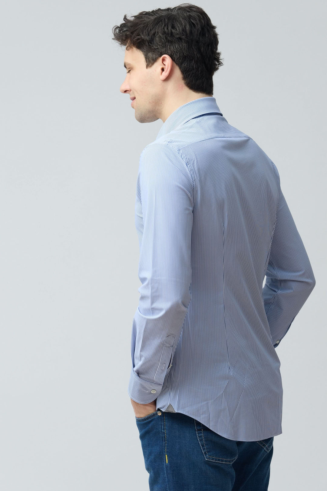 Homme portant une chemise à rayures fines modernes, coupe ajustée, vue de dos