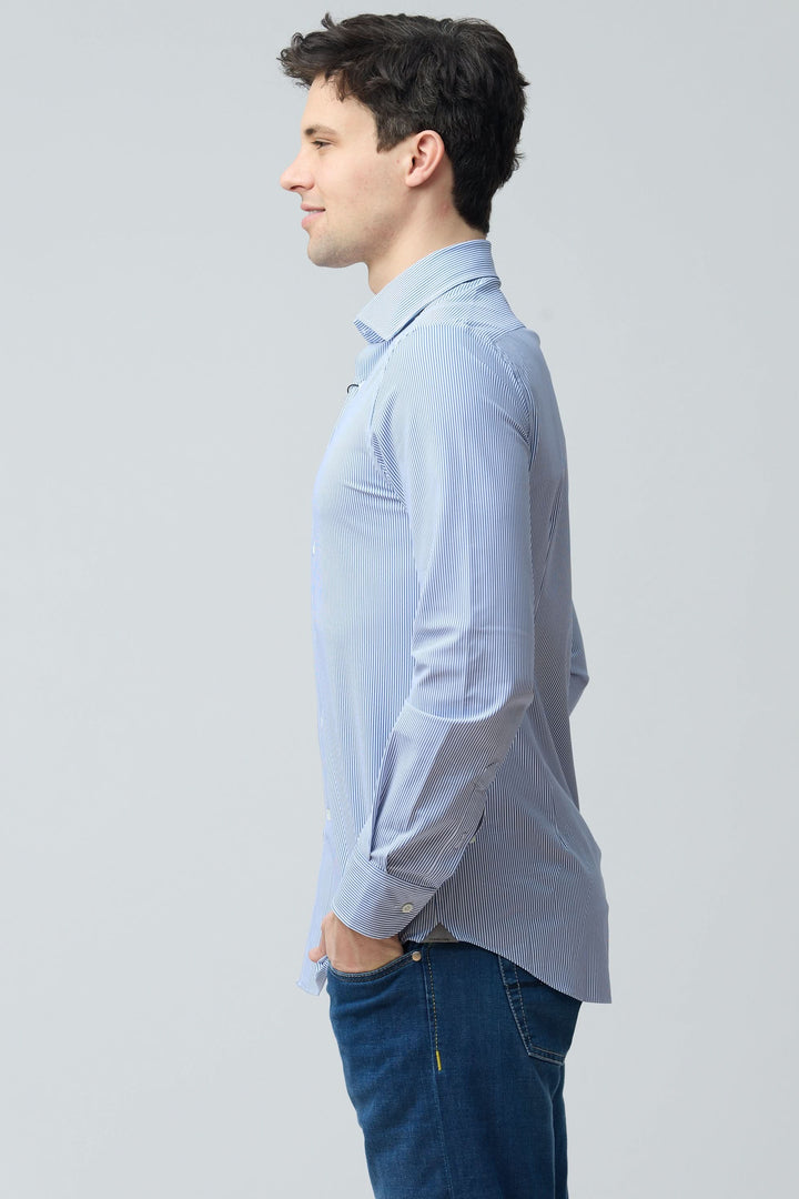 Chemise à rayures fines modernes ajustée pour homme de profil