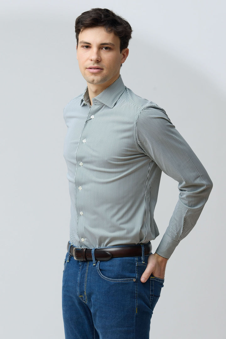 Homme portant une chemise à rayures vertes fines, coupe ajustée, look moderne et soigné, idéal pour style professionnel ou décontracté.