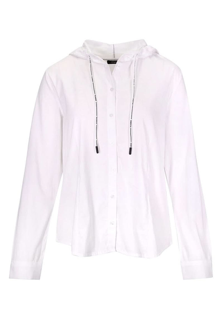 Chemise sportive blanche avec capuchon intégré et cordons contrastants, coupe légèrement ajustée et moderne.