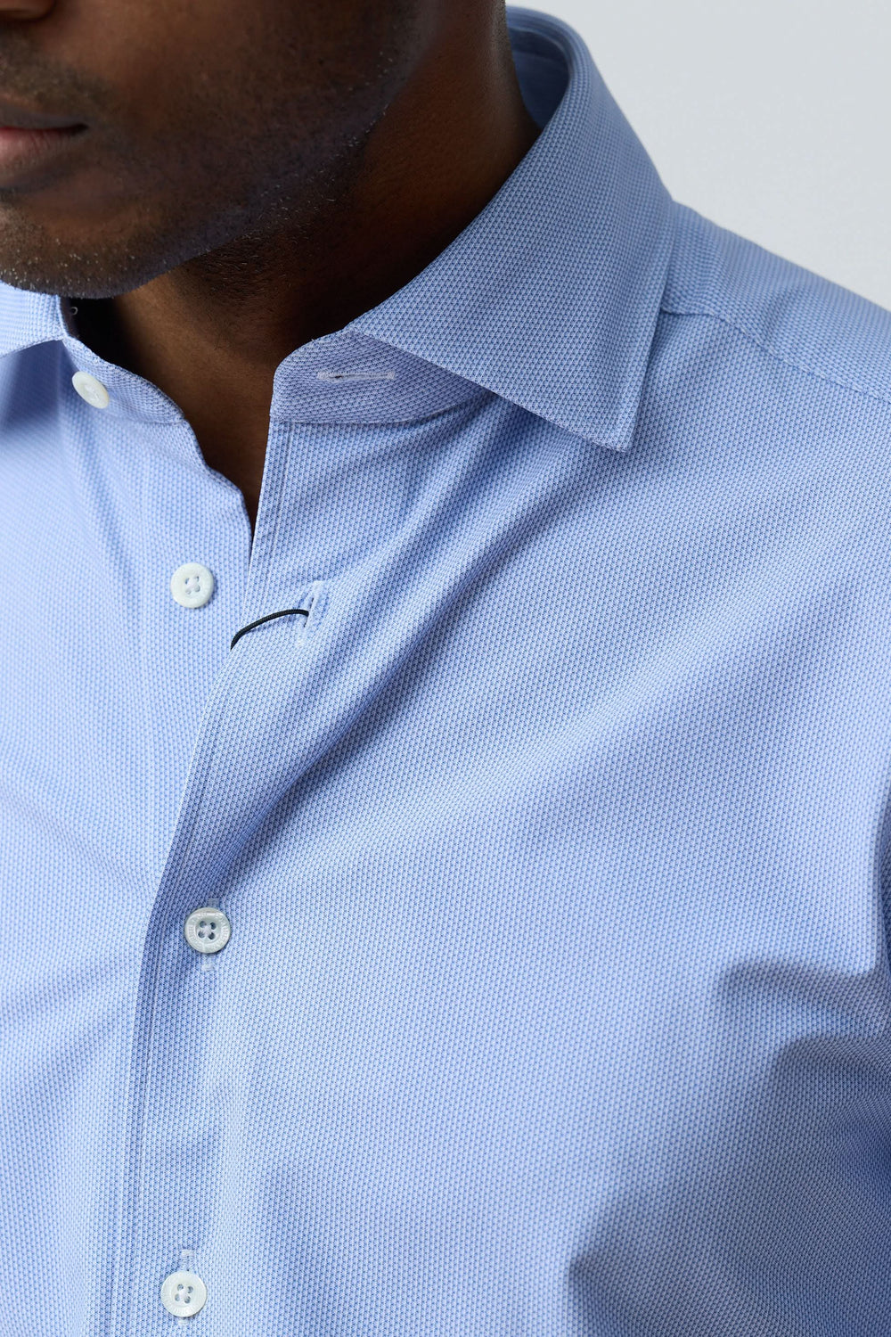 Chemise structurée à micro-motif bleue avec col classique et coupe ajustée