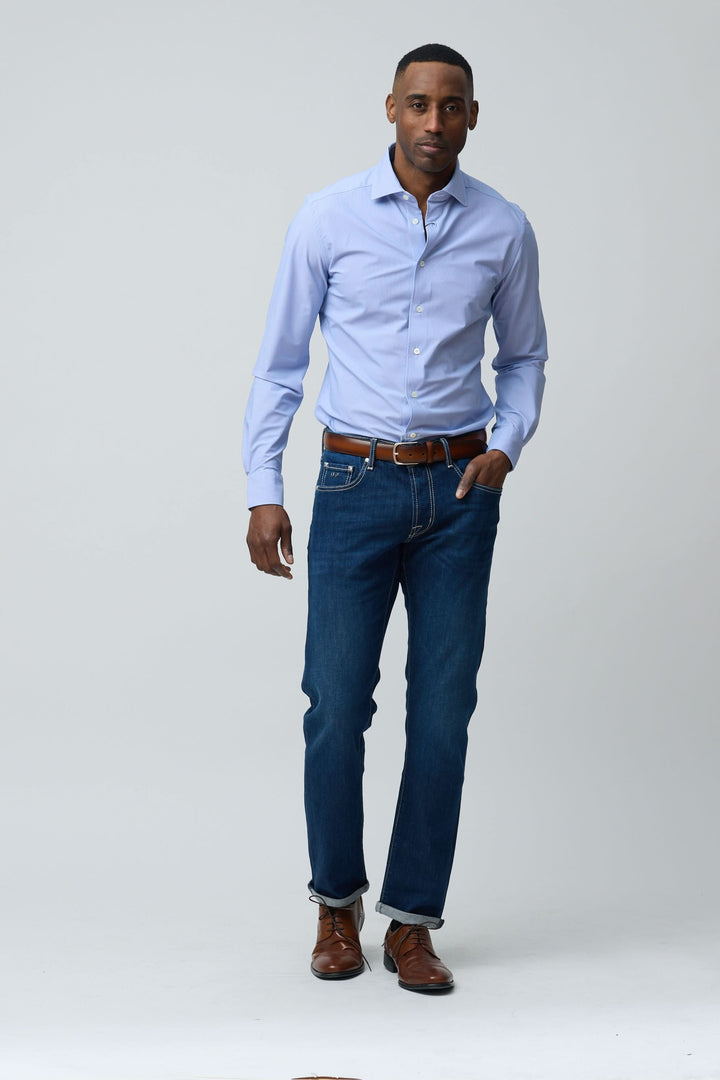 Homme portant une chemise structurée à micro-motif avec un jean, idéal pour un look bureau ou sortie habillée.