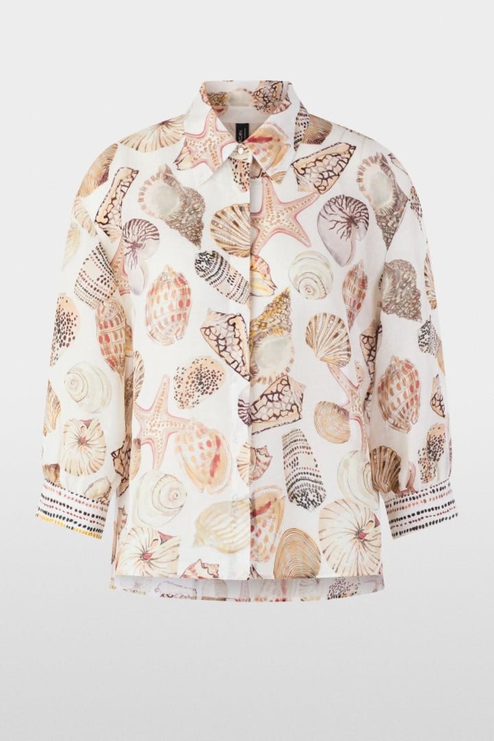 Chemisier fluide à imprimé coquillages avec un design léger et original, idéal pour une tenue polyvalente et confortable.