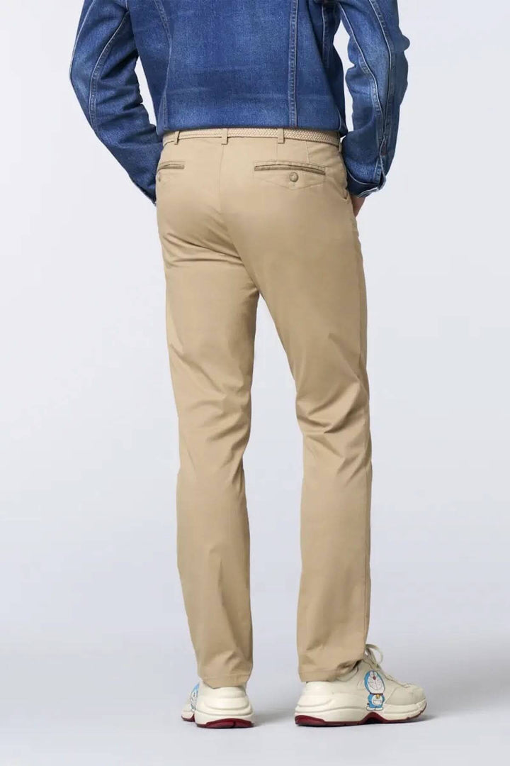 Vue arrière d'un pantalon chino beige ajusté porté avec une veste denim, parfait pour un look décontracté chic.