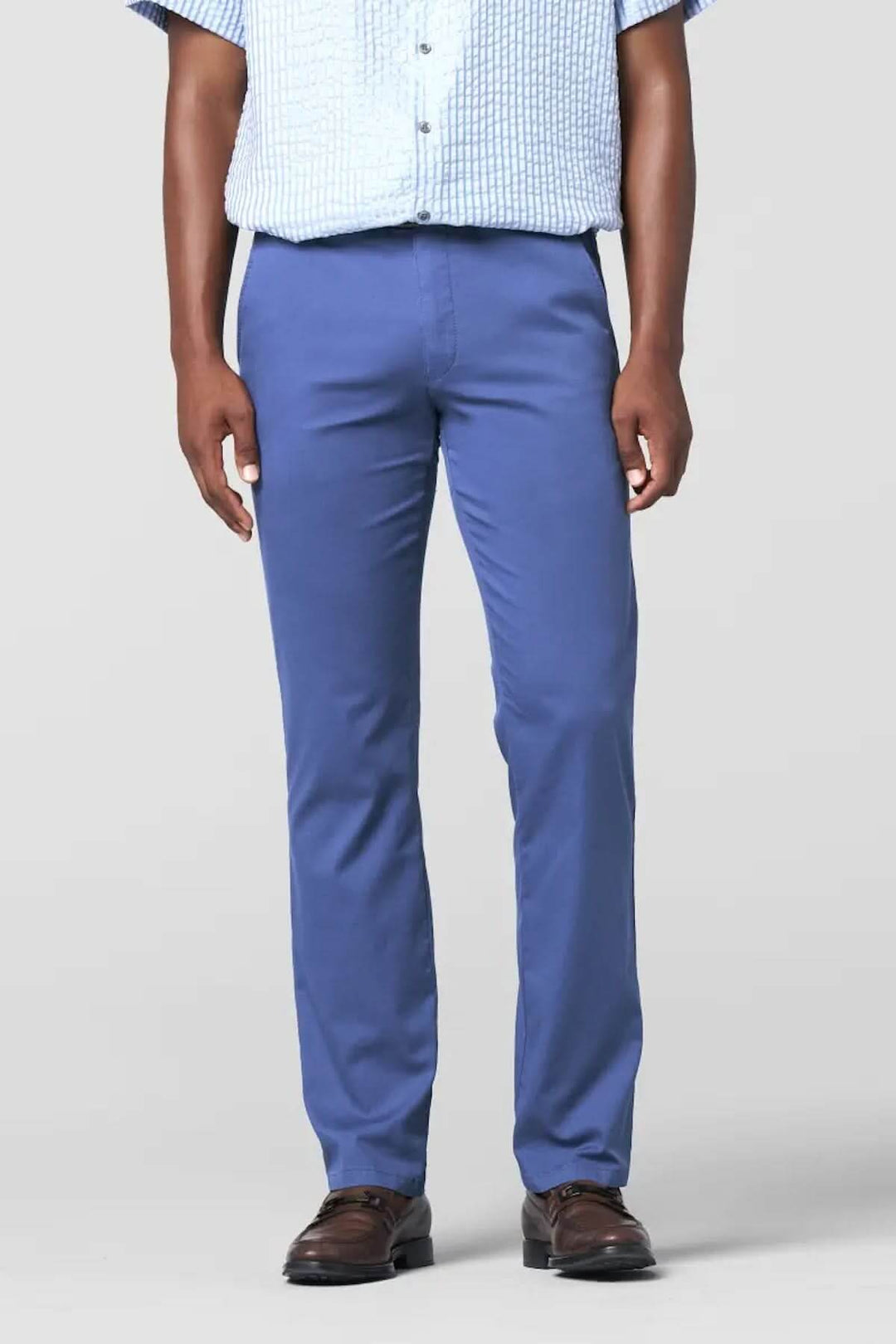 Chino Roma pour homme, pantalon bleu à coupe droite légère, idéal pour un look estival élégant.